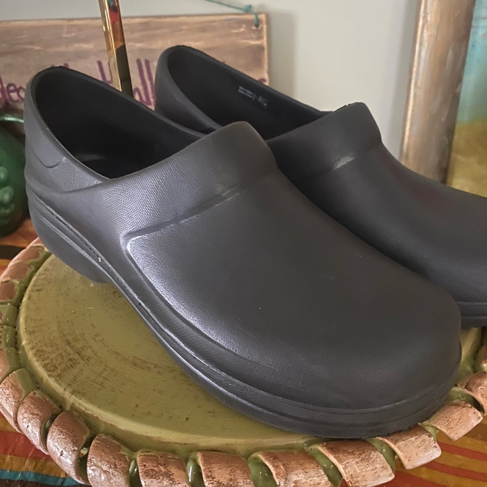 CROCS Neria Pro II Black Non Marking Slip Resistant Women's Clogs Size 9W